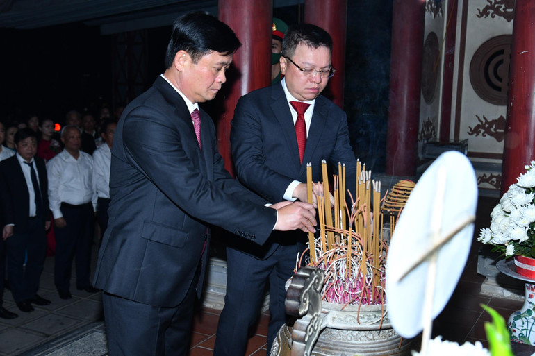 Đồng chí Lê Quốc Minh, Ủy viên Trung ương Đảng, Tổng Biên tập Báo Nhân Dân, Phó Trưởng Ban Tuyên giáo Trung ương, Chủ tịch Hội Nhà báo Việt Nam và đồng chí Thái Thanh Quý, Bí thư Tỉnh ủy Nghệ An dâng hương tưởng niệm các anh hùng liệt sĩ.