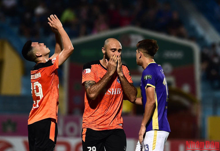 Cầu Thủ SHB Đà Nẵng tiếc nuối khi bỏ lỡ cơ hội suýt thành bàn thắng ở phút thứ 75. Cầu Thủ SHB Đà Nẵng tiếc nuối khi bỏ lỡ cơ hội suýt thành bàn thắng ở phút thứ 75.