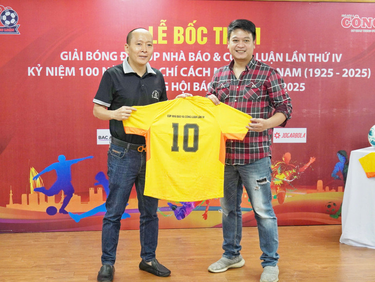 Ban Tổ chức trao áo thi đấu cho các đội tham dự giải. Ban Tổ chức trao áo thi đấu cho các đội tham dự giải.