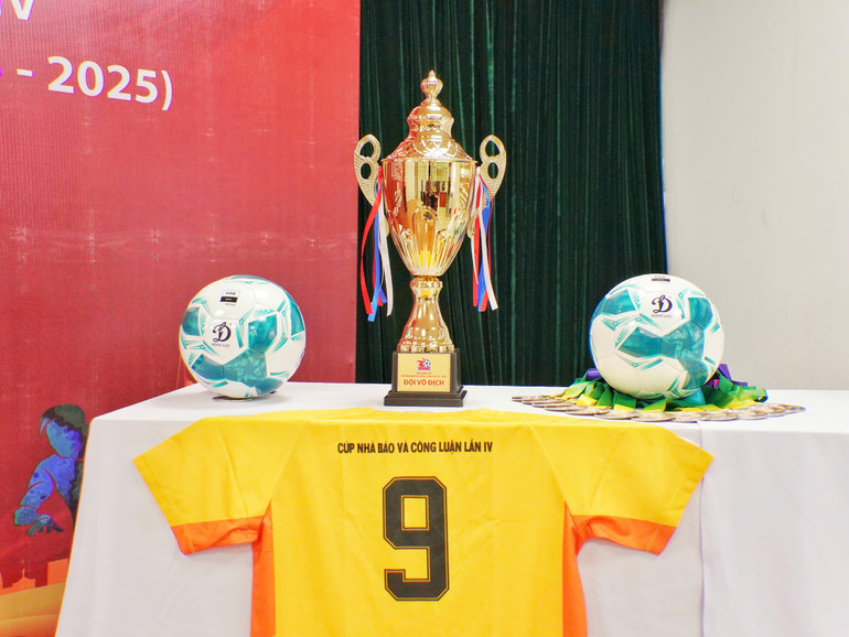 Cúp và bóng thi đấu. Cúp và bóng thi đấu.