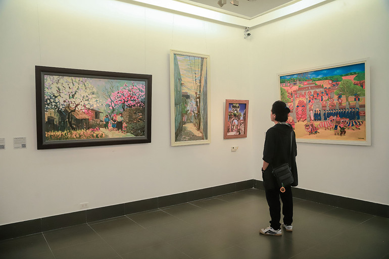 Các tác phẩm tái hiện vẻ đẹp đất nước, con người Việt Nam một cách sinh động, đa sắc màu. Các tác phẩm tái hiện vẻ đẹp đất nước, con người Việt Nam một cách sinh động, đa sắc màu.