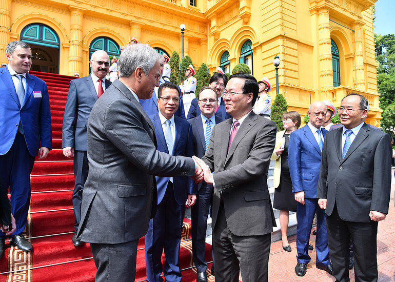 Chủ tịch nước Võ Văn Thưởng chào từ biệt Chủ tịch Duma Quốc gia Quốc hội Liên bang Nga Vyacheslav Viktorovich Volodin sau buổi tiếp. (Ảnh: THỦY NGUYÊN)