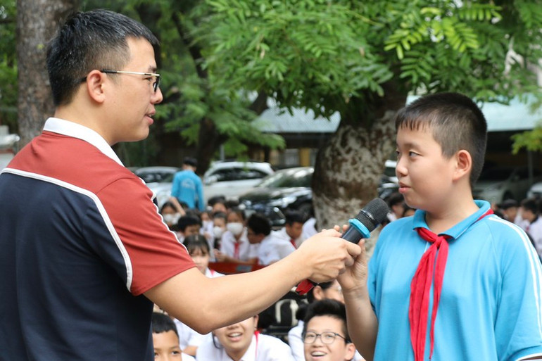 Học sinh thảo luận về kỹ năng sử dụng mạng xã hội an toàn.