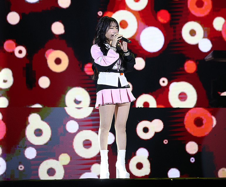 Ca sĩ Orange khuấy động bầu không khí Mega show Ngày hội.