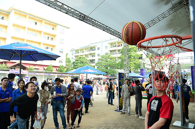 Thanh niên công nhân hào hứng giải trí tại Mega show Ngày hội.