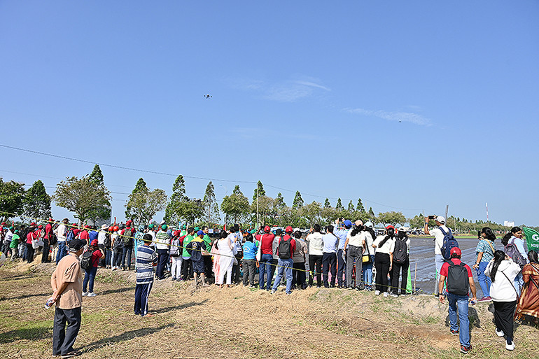 Đông đảo đại biểu, bà con nông dân địa phương hào hứng với các thiết bị bay không người lái.