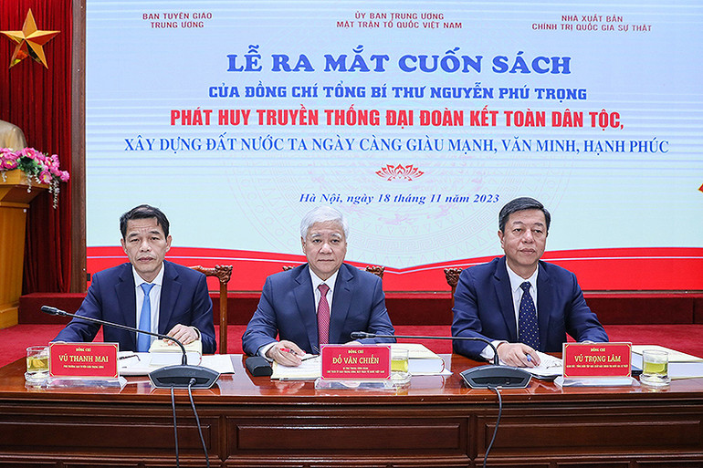 Chủ tịch Ủy ban Trung ương Mặt trận Tổ quốc Việt Nam Đỗ Văn Chiến và đại diện lãnh đạo Ban Tuyên giáo Trung ương, Nhà xuất bản Chính trị Quốc gia Sự thật chủ trì buổi lễ.
