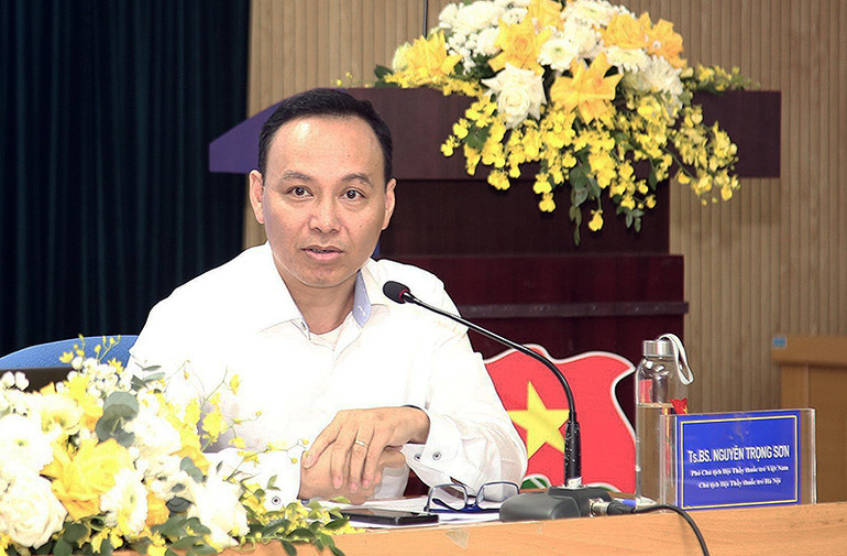 Tiến sĩ, bác sĩ Nguyễn Trọng Sơn giải đáp câu hỏi của các đơn vị báo chí.