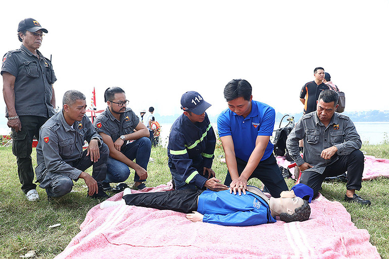 Các chuyên gia hướng dẫn quy trình cấp cứu người bị nạn.