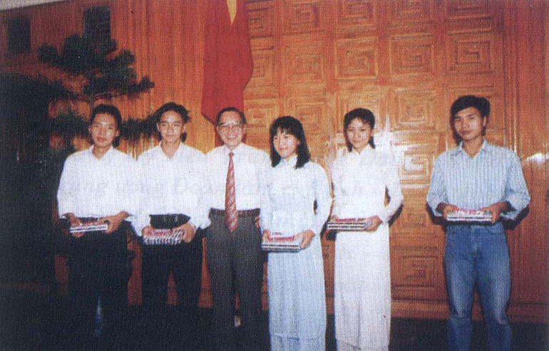 Nguyên Thủ tướng Chính phủ Phan Văn Khải trao Giải thưởng Công nghệ thông tin thanh niên mang tên Quả cầu vàng năm 2003 tặng các cá nhân xuất sắc.