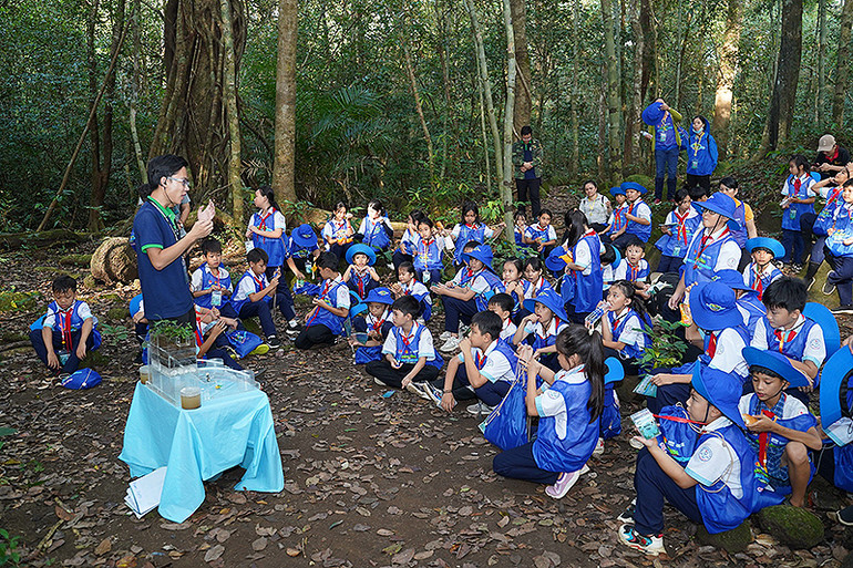 Các “nhà bảo vệ môi trường nhí” tìm hiểu về cách thức bảo vệ nguồn nước sạch. Các “nhà bảo vệ môi trường nhí” tìm hiểu về cách thức bảo vệ nguồn nước sạch.