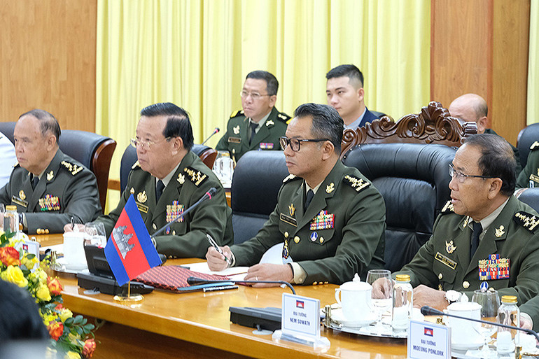 Đại tướng Tea Seiha (thứ 2 từ phải sang, hàng đầu) cùng các thành viên Đoàn đại biểu cấp cao Bộ Quốc phòng Campuchia tại buổi hội đàm.