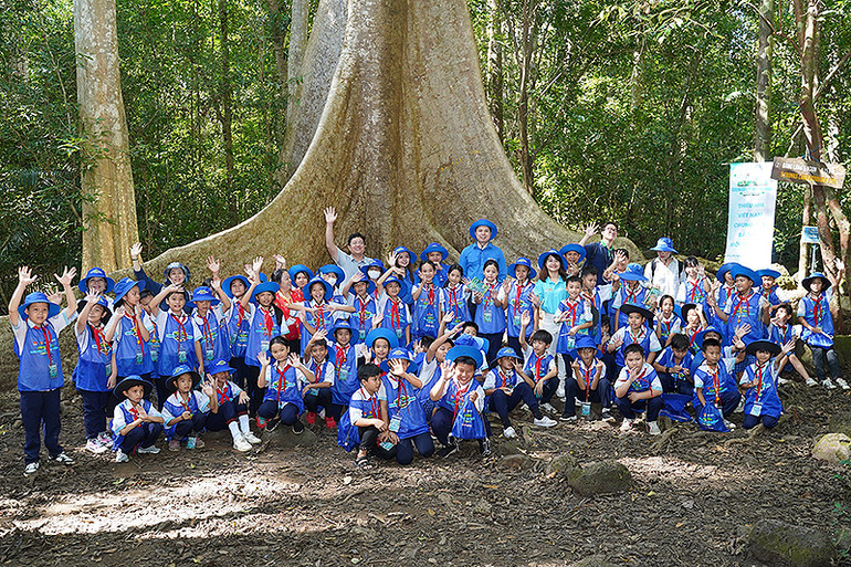 Đại biểu Hành trình chụp ảnh lưu niệm tại Vườn quốc gia Cát Tiên. Đại biểu Hành trình chụp ảnh lưu niệm tại Vườn quốc gia Cát Tiên.