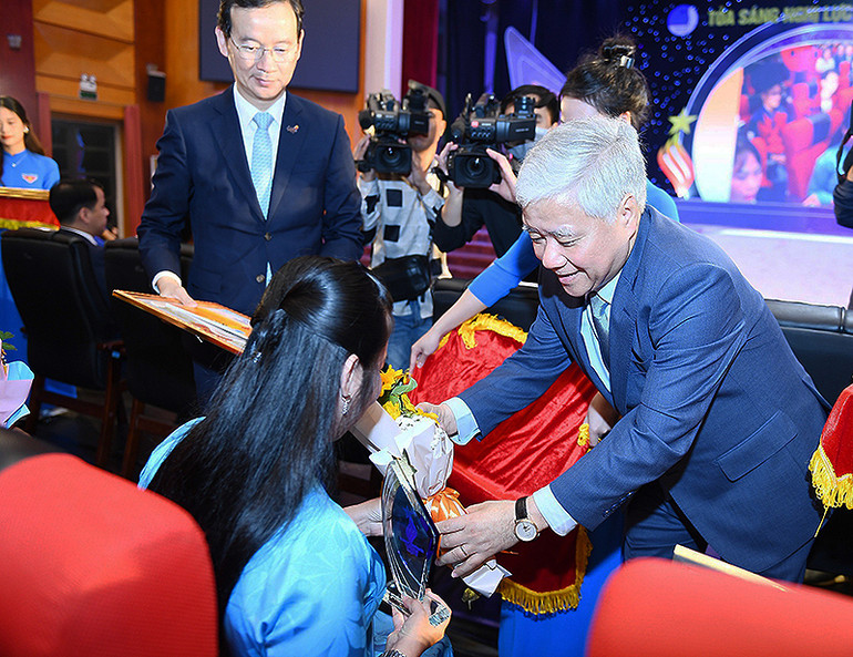 Đồng chí Đỗ Văn Chiến trao các phần thưởng tặng đại biểu chương trình "Tỏa sáng nghị lực Việt" năm 2023.