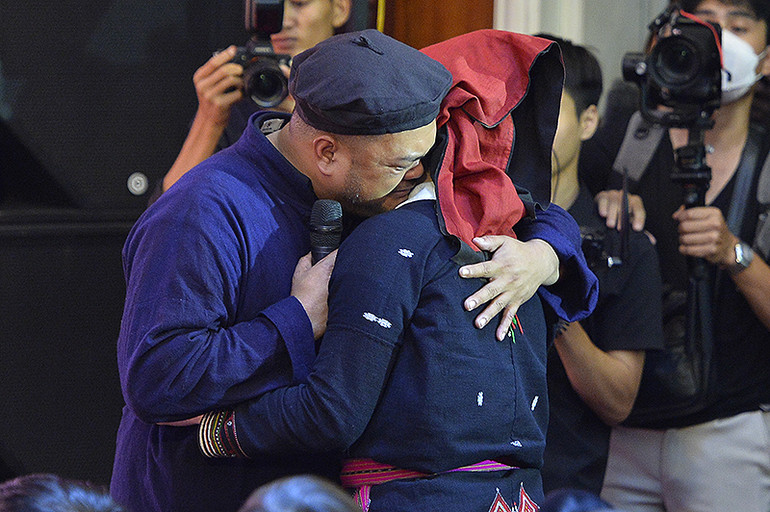 Vợ chồng anh Lường Quang Đại - chị Lý Thị Xuân xúc động trao nhau cái ôm thật chặt ngay trên sóng chương trình. Vợ chồng anh Lường Quang Đại - chị Lý Thị Xuân xúc động trao nhau cái ôm thật chặt ngay trên sóng chương trình.