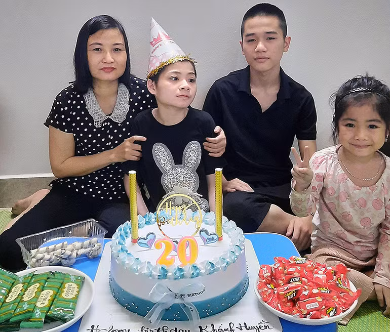 Cô giáo Kim Lý tổ chức sinh nhật lần thứ 20 cho con gái.