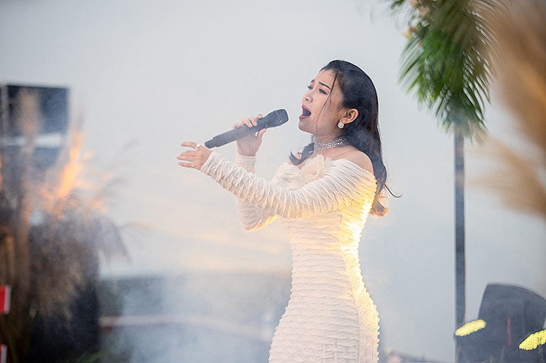 Ca sĩ Trúc Lai thả hồn vào một ca khúc trong đêm nhạc.