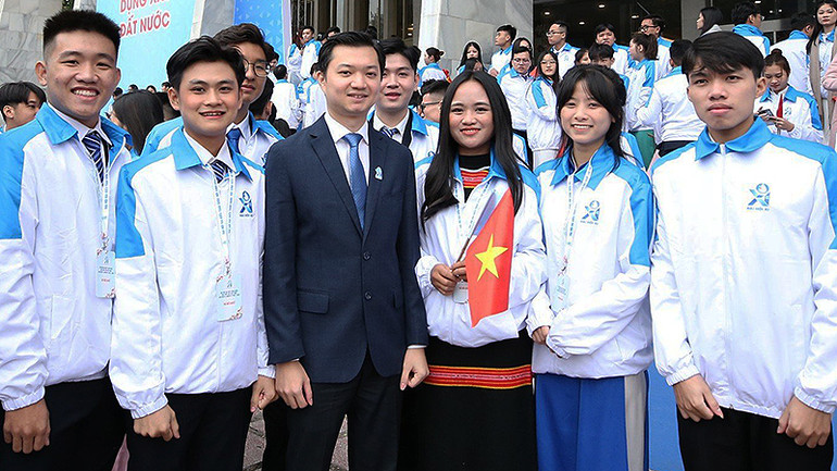 Chủ tịch Hội Sinh viên Việt Nam khóa XI Nguyễn Minh Triết (thứ 3 từ trái sang) cùng các đại biểu bên lề Đại hội.