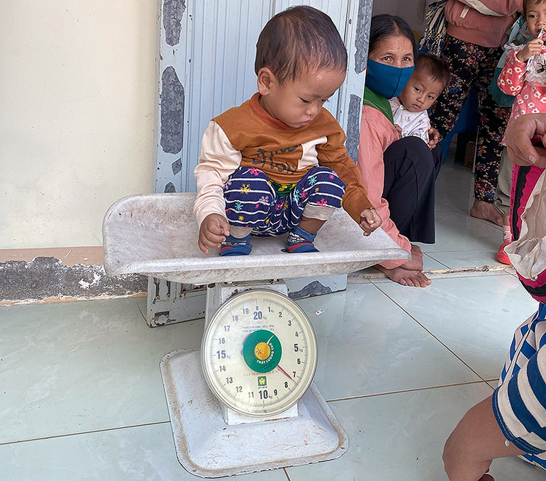 Các chuyên gia Viện Y học ứng dụng Việt Nam tiến hành cân sức khỏe trẻ em các địa phương được khảo sát.