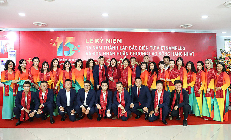 Phó Chủ tịch nước Võ Thị Ánh Xuân chụp ảnh lưu niệm với cán bộ, phóng viên, biên tập viên Báo Điện tử VietnamPlus.