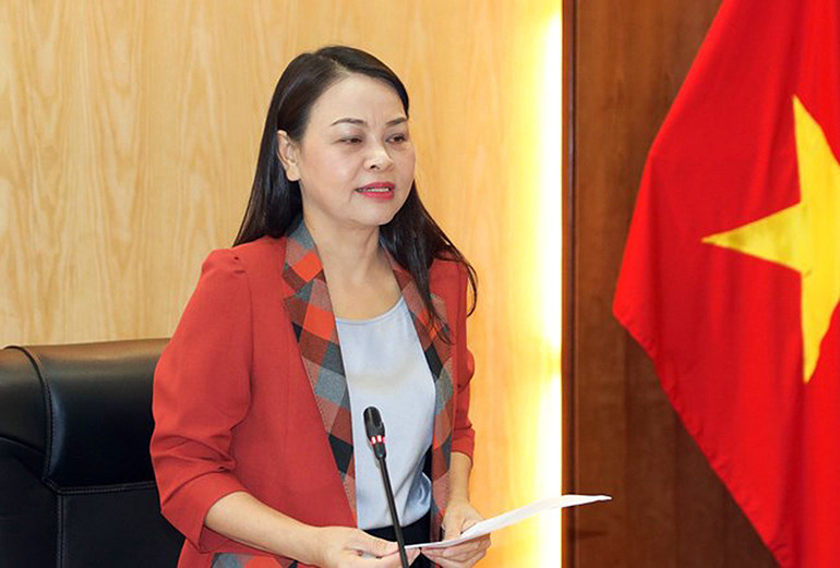 Đồng chí Nguyễn Thị Thu Hà phát biểu ý kiến tại cuộc họp.