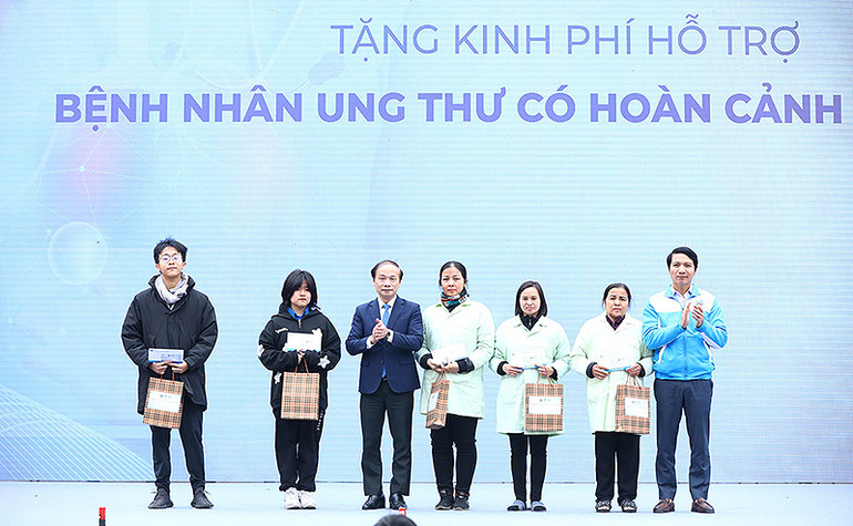 Phó Trưởng Ban Thường trực Ban Dân vận Trung ương Phạm Tất Thắng và Bí thư Thường trực Trung ương Đoàn, Chủ tịch Hội Liên hiệp Thanh niên Việt Nam Nguyễn Ngọc Lương (thứ 3 và thứ 7 từ trái sang) trao kinh phí hỗ trợ người bệnh, người nhà người bệnh ung thư có hoàn cảnh khó khăn. Phó Trưởng Ban Thường trực Ban Dân vận Trung ương Phạm Tất Thắng và Bí thư Thường trực Trung ương Đoàn, Chủ tịch Hội Liên hiệp Thanh niên Việt Nam Nguyễn Ngọc Lương (thứ 3 và thứ 7 từ trái sang) trao kinh phí hỗ trợ người bệnh, người nhà người bệnh ung thư có hoàn cảnh khó khăn.