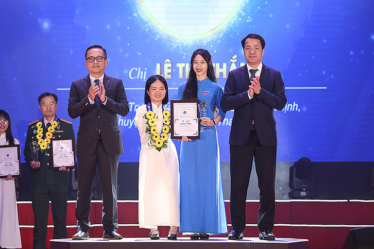 Cô giáo Lê Thị Thắm (áo dài trắng) tại Gala. Cô giáo Lê Thị Thắm (áo dài trắng) tại Gala.