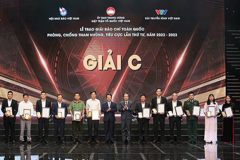 Phó Trưởng Ban Thường trực Ban Dân vận Trung ương Phạm Tất Thắng và Bộ trưởng, Chủ nhiệm Ủy ban Dân tộc Hầu A Lềnh trao chứng nhận tặng các đại diện tác giả, nhóm tác giả giành giải C.