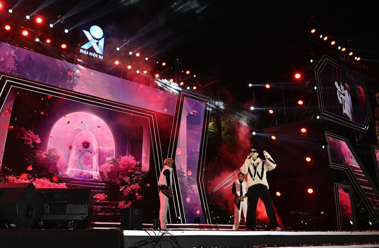 Ca sĩ Quân A.P góp mặt tại đêm chung kết. Ca sĩ Quân A.P góp mặt tại đêm chung kết.