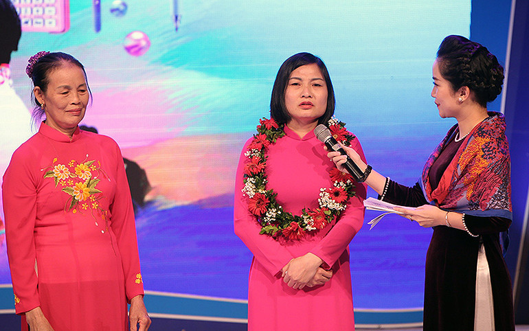 Cô giáo Nguyễn Thị Kim Lý chia sẻ những khó khăn trong quá trình công tác tại buổi lễ. Cô giáo Nguyễn Thị Kim Lý chia sẻ những khó khăn trong quá trình công tác tại buổi lễ.