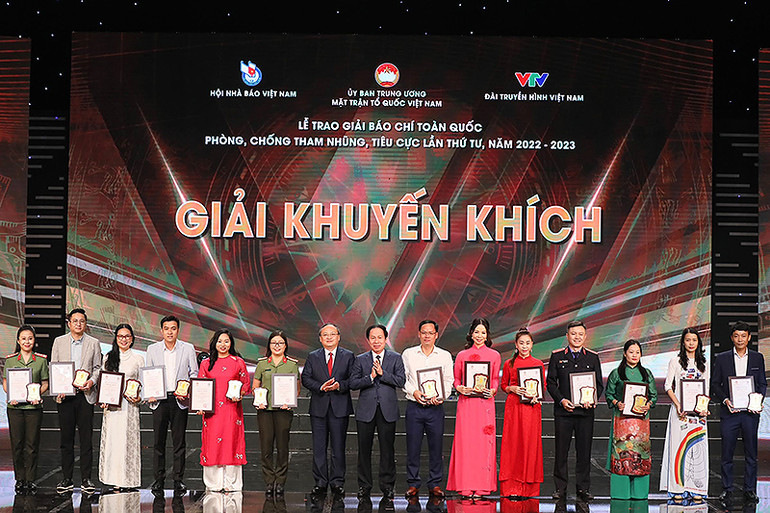 Tổng Giám đốc Đài Tiếng nói Việt Nam Đỗ Tiến Sỹ và Bí thư Thành ủy Hải Phòng Lê Tiến Châu (thứ 7 và 8 từ trái sang) trao chứng nhận tặng các đại diện tác giả, nhóm tác giả giành giải khuyến khích.