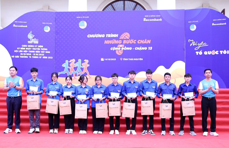 Ban tổ chức trao quà tặng sinh viên dân tộc thiểu số vượt khó học tốt tại buổi lễ.