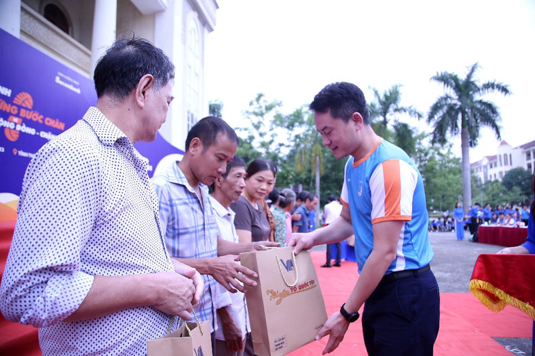 Phó Chủ tịch Thường trực Hội Liên hiệp Thanh niên Việt Nam Nguyễn Kim Quy trao quà tặng đại diện các hộ gia đình đồng bào dân tộc thiểu số hoàn cảnh khó khăn.