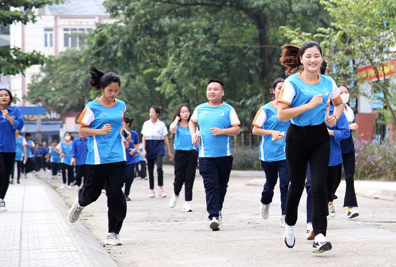 Hàng nghìn bạn trẻ đi bộ gây quỹ xây nhà văn hóa tặng đồng bào Rơ Măm ảnh 1
