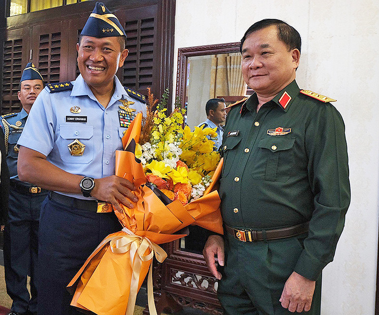 Thượng tướng Hoàng Xuân Chiến tặng hoa chào mừng đoàn công tác do Trung tướng Donny Ermawan Taufanto dẫn đầu đến tham dự chương trình.