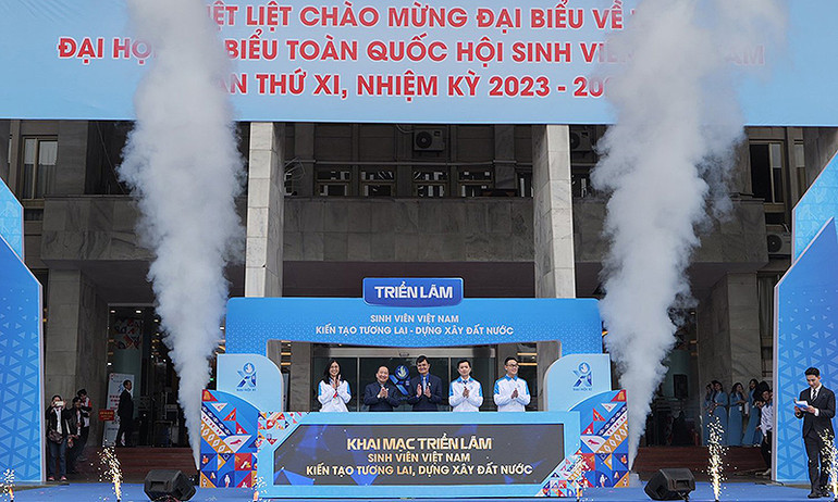 Đại diện lãnh đạo Đoàn Thanh niên Cộng sản Hồ Chí Minh, Hội Sinh viên Việt Nam và các đơn vị liên quan thực hiện nghi thức khai mạc Triển lãm.