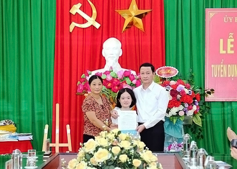 Chủ tịch Ủy ban nhân dân Tỉnh Thanh Hóa Đỗ Minh Tuấn (bên phải) trao quyết định tuyển dụng đặc cách cô Lê Thị Thắm làm giáo viên. Chủ tịch Ủy ban nhân dân Tỉnh Thanh Hóa Đỗ Minh Tuấn (bên phải) trao quyết định tuyển dụng đặc cách cô Lê Thị Thắm làm giáo viên.