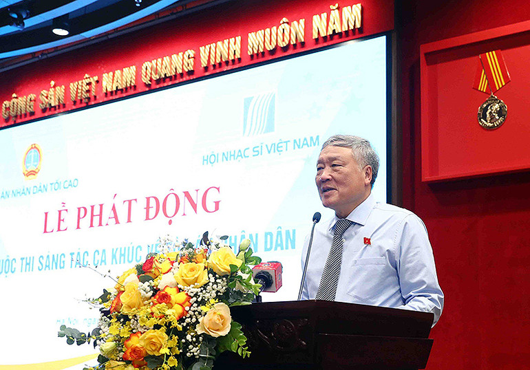 Đồng chí Nguyễn Hòa Bình phát biểu ý kiến tại buổi lễ.