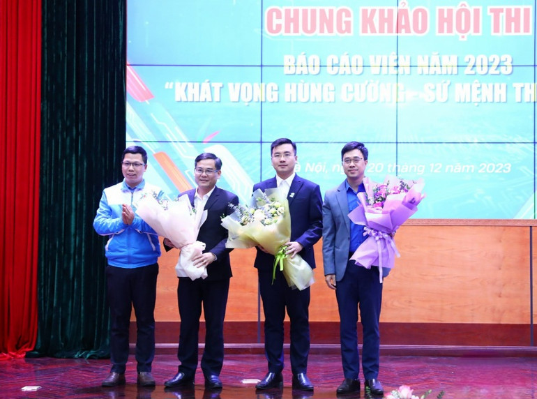 Ban tổ chức trao hoa tặng các thành viên Ban giám khảo Cuộc thi.