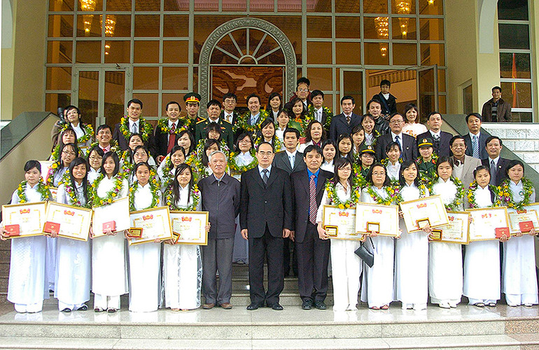 Nguyên Phó Thủ tướng Chính phủ Nguyễn Thiện Nhân cùng đại diện các bộ, ngành, đoàn thể trao Giải thưởng nữ sinh tiêu biểu trong lĩnh vực công nghệ thông tin năm 2011 tặng các cá nhân xuất sắc.