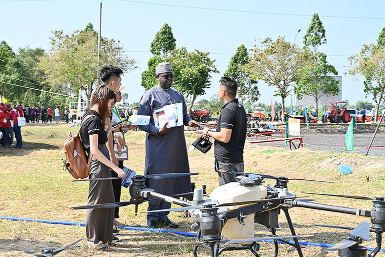 Nhiều đại biểu quốc tế bày tỏ quan tâm đến các thiết bị tại buổi triển lãm.