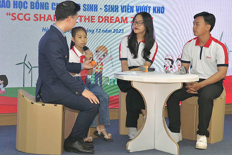 Hoàng Thị Thương chia sẻ về những nỗ lực của bản thân tại chương trình. Ngoài cùng bên phải trong ảnh là tấm gương tình nguyện Nguyễn Trọng Tính. Hoàng Thị Thương chia sẻ về những nỗ lực của bản thân tại chương trình. Ngoài cùng bên phải trong ảnh là tấm gương tình nguyện Nguyễn Trọng Tính.