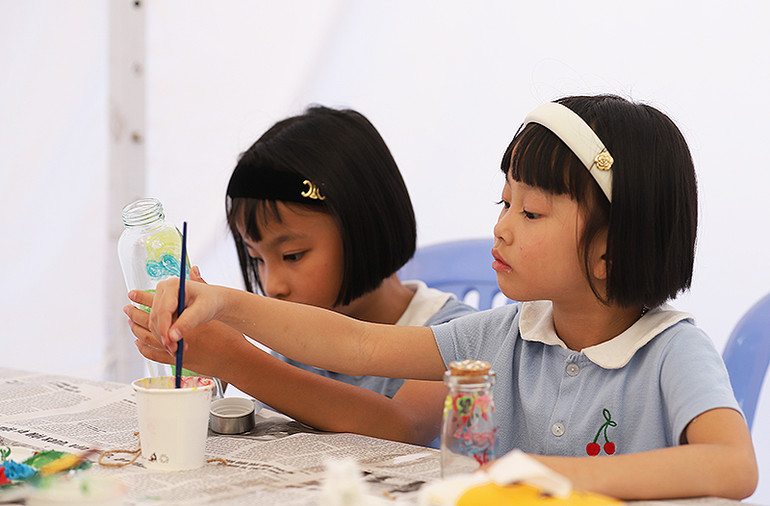 Thiếu nhi hào hứng tham gia các gian hàng tại Ngày hội.