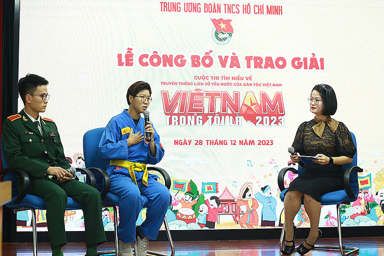 Đại diện các thí sinh giành giải Nhất, Nhì cuộc thi chia sẻ cảm xúc tại buổi lễ. Đại diện các thí sinh giành giải Nhất, Nhì cuộc thi chia sẻ cảm xúc tại buổi lễ.