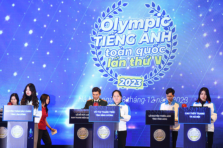 Các thí sinh bảng sinh viên tranh tài tại vòng chung kết trực tiếp.