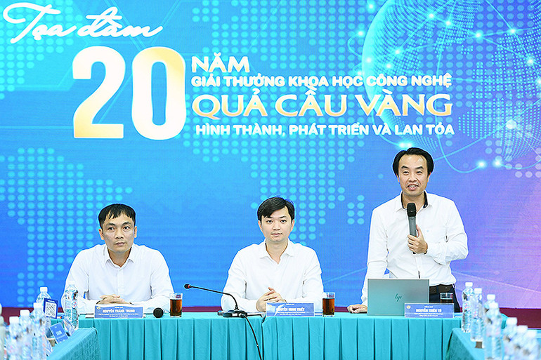 Bí thư Trung ương Đoàn, Chủ tịch Hội Sinh viên Việt Nam Nguyễn Minh Triết (giữa) điều hành Tọa đàm.