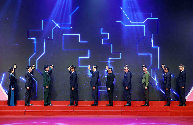 Đồng chí Trần Thanh Mẫn và đại diện lãnh đạo các bộ, ngành, địa phương thực hiện nghi lễ khởi động Cuộc thi trực tuyến "Tìm hiểu chính sách, pháp luật về phòng, chống tham nhũng tiêu cực". Đồng chí Trần Thanh Mẫn và đại diện lãnh đạo các bộ, ngành, địa phương thực hiện nghi lễ khởi động Cuộc thi trực tuyến "Tìm hiểu chính sách, pháp luật về phòng, chống tham nhũng tiêu cực".