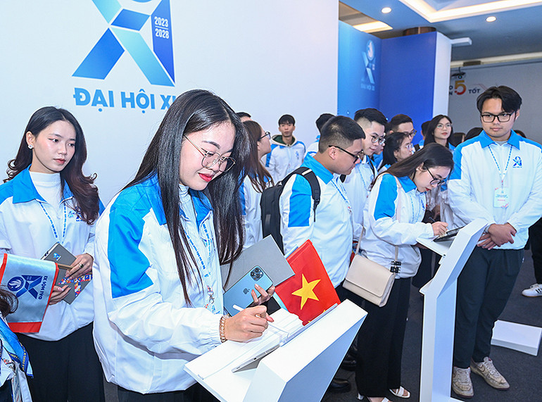 Đại biểu viết lời nhắn, thông điệp trên "Bức tường lưu niệm số".