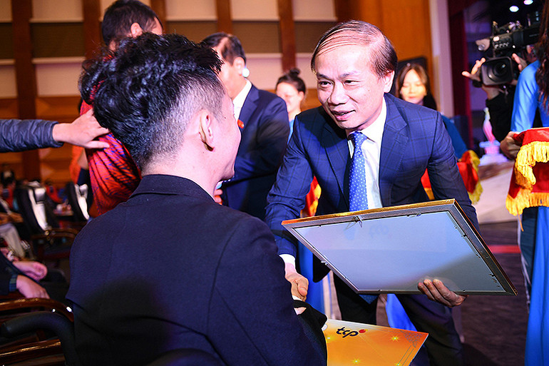 Đồng chí Phạm Tất Thắng, Ủy viên Trung ương Đảng, Phó Trưởng Ban Thường trực Ban Dân vận Trung ương động viên các tấm gương tại chương trình.