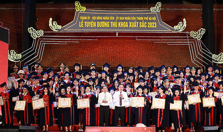 Đại diện các bộ, ban, ngành, đoàn thể trao Bằng khen và phần thưởng tặng các thủ khoa.